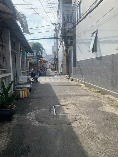 Bán nhà 3 tầng hẻm 6m giáp Trường Chinh. Giá 6 tỷ 990 Tl tốt