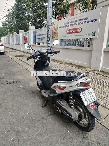 nhà có xe máy cần bán.