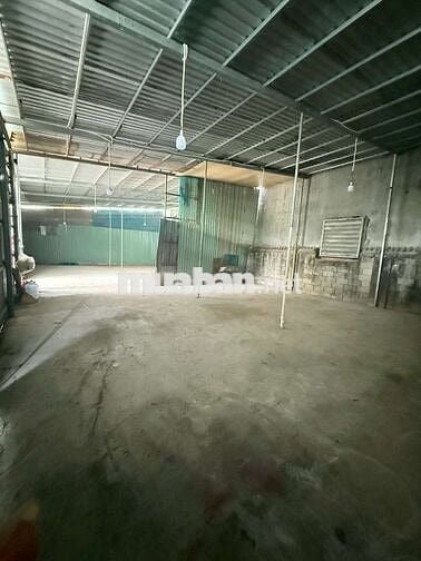 Kho cho thuê DT 300m² có điện nước sh đường tải 5T vào Kg ngập,Dột Ạ!