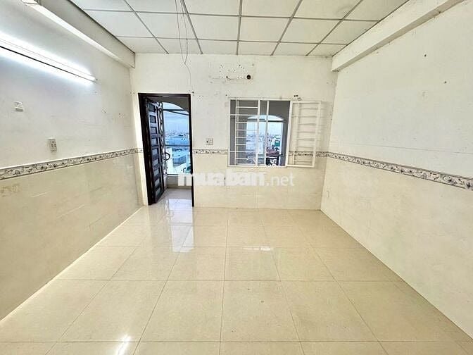 Phòng cho thuê bancol cửa sổ trời giá rẻ gần chợ Thạch Đà có thang máy