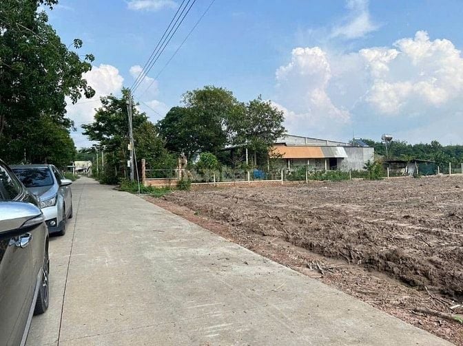 Cô Trâm bán lô đất về quê gần trường THPT Tân Hiệp giá 690tr /420m2 