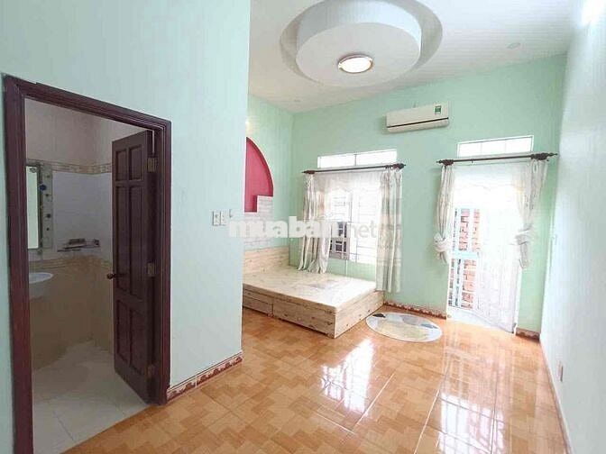 CĂN HỘ DỊCH VỤ 1 PN BAN CÔNG, CỬA SỔ, RỘNG 35M , KỆ BẾP NẤU ĂN,