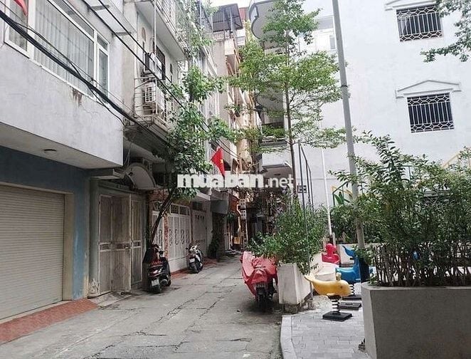 Nhà mặt ngõ 135 , xe tải đỗ cửa , trước của là sân chơi to