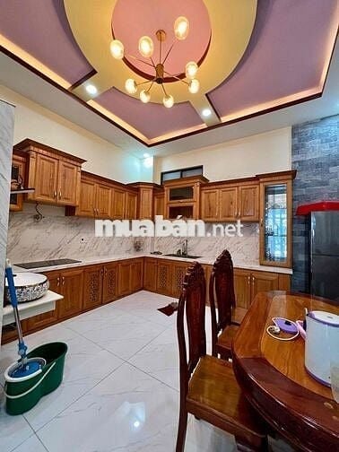 Nhà Mới Sạch Sẻ DT 180m2 1Trệt 2Lầu 3Pn 2Wc Sân Thượng Hẻm Xe Tải