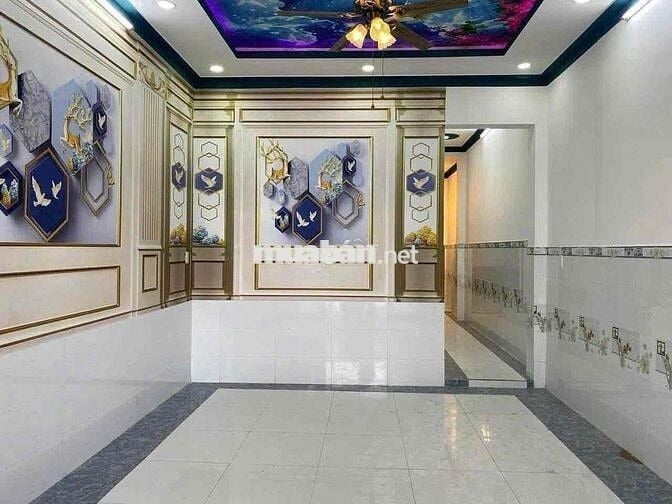 Xả lỗ mạnh căn nhà lầu thị trấn Đức Hoà