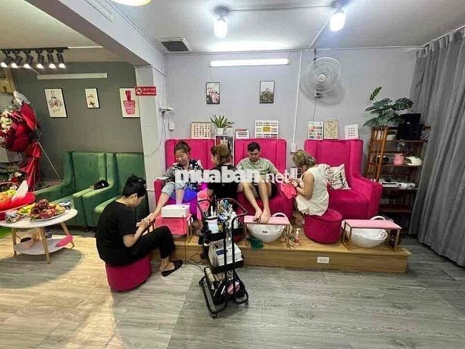 “Sang tiệm nail gội full đồ, mặt bằng đẹp, cần sang gấp”
