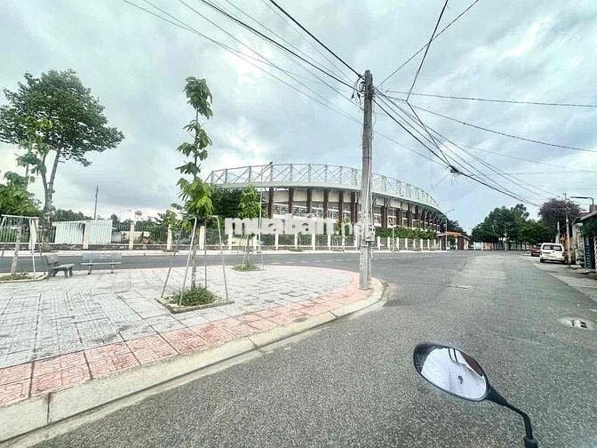 bán lô dất mặt tiền dường nguyễn bính. dông hoà dr 80m2