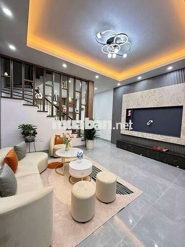 Nhà Sài Đồng - dt 51m -4 tầng cầu thang giữa - 4 ngủ rộng, ô tô gần