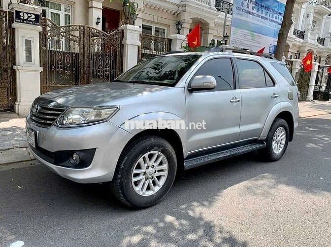 Gia đình bán xe Toyota Fortuner bản V đang sử dụng
