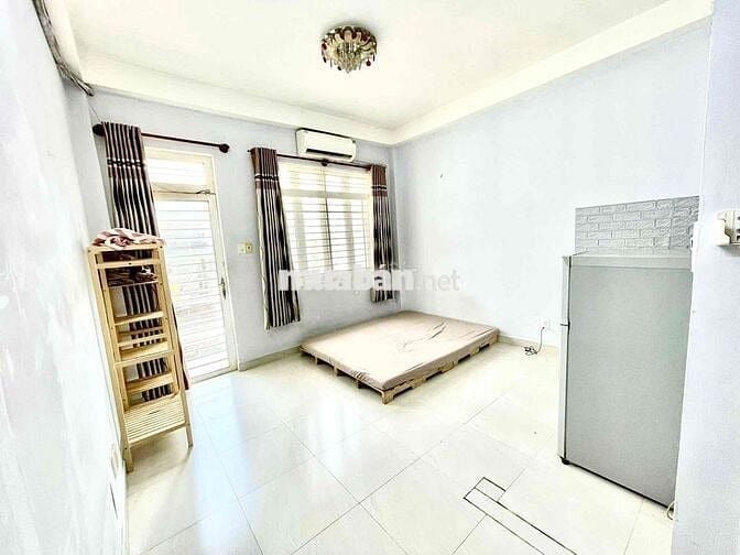 phòng ban công ngay cầu nguyễn văn cừ