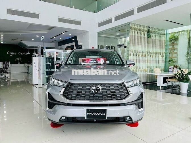 Toyota Innova Cross HEV giao ngay