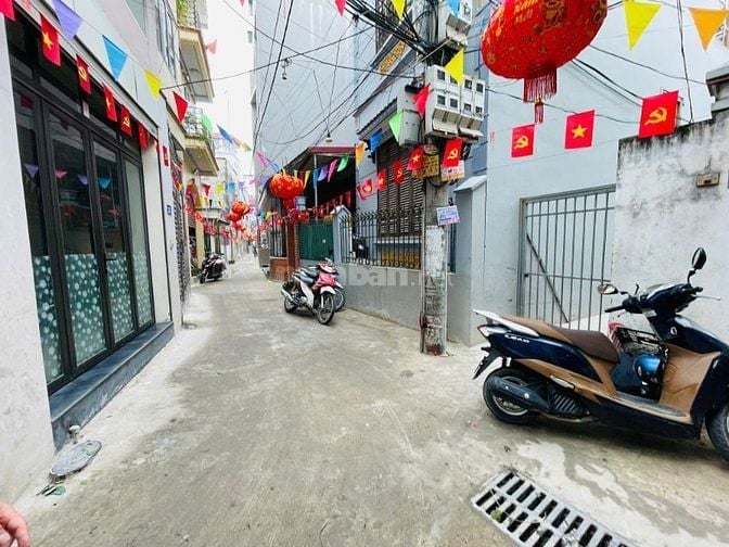 hà riêng mới xây ô tô đỗ cổng cách phố 40m gần chợ và trường học tại B