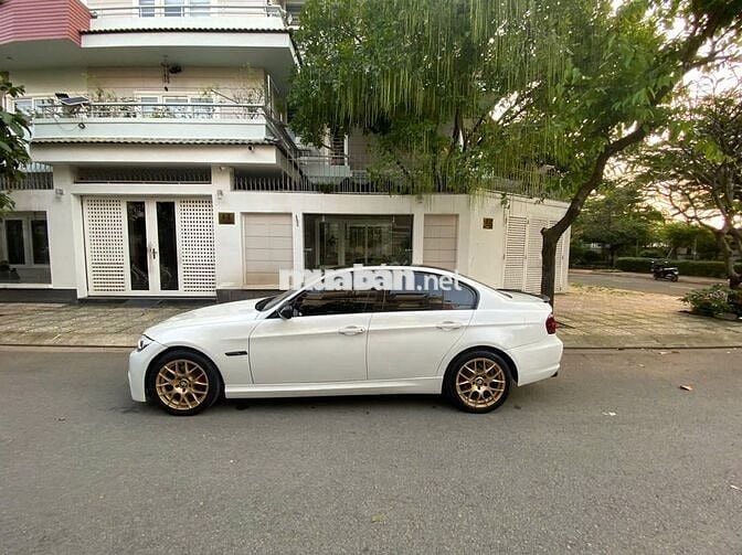 BMW 320i màu trắng 2009