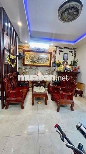 cần bán căn nhà Đường Hạ Trại cự khối long biên