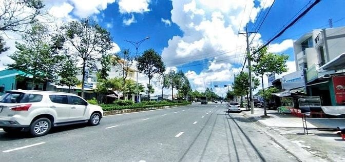 Bán 420m2 đất tặng luôn nhà cấp 4, mặt tiền đường Ngô Quyền - Tp Cà Ma