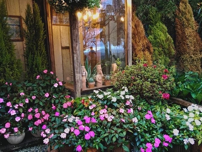 Anh cần 2 thêm nhân viên bán hàng cho khách