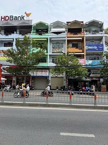 CHO THUÊ NHÀ MẶT TIỀN TẠ QUANH BỬU P5Q8. Có vỉa hè rộng 8,5m