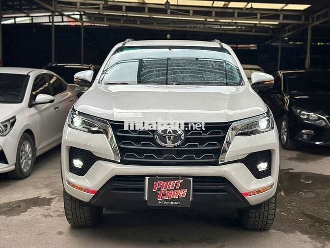 Toyota Fortuner 2022 2.4AT,máy dầu,màu trắng,6v9km