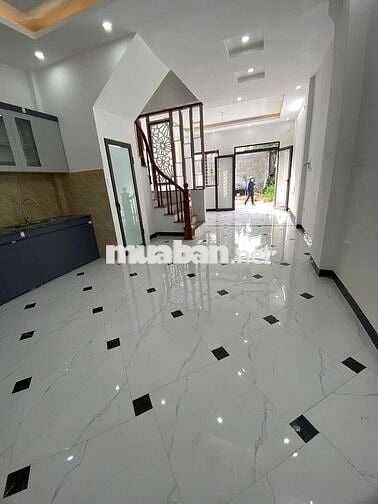 Nhà 4T*31m2 đường thông ÔTÔ lùi cửa,vài bước ra chợ,gần TT Chúc Sơn