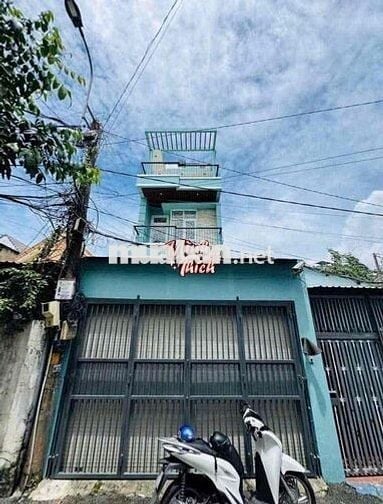 Nhà 1 trệt 2 lầu 100m2 sân đậu xe hơi 3PN cực thoáng mát gần QL 1K