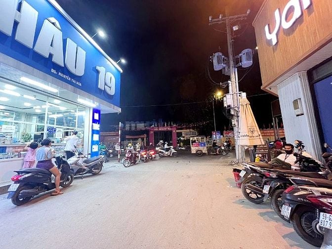 Bán nhà chính chủ, diện tích lớn, hẻm đối diện UBND Quận