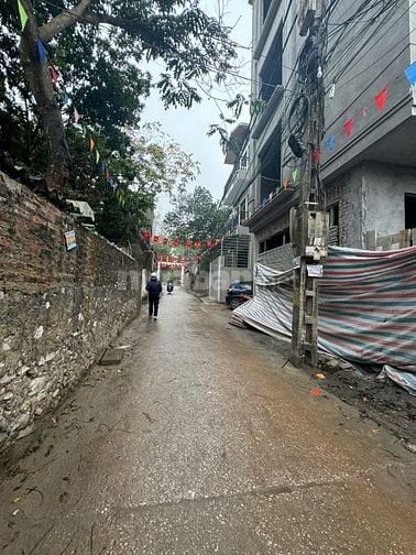 Bán nhà dân xây khung cột , mặt ngõ xe con vào .