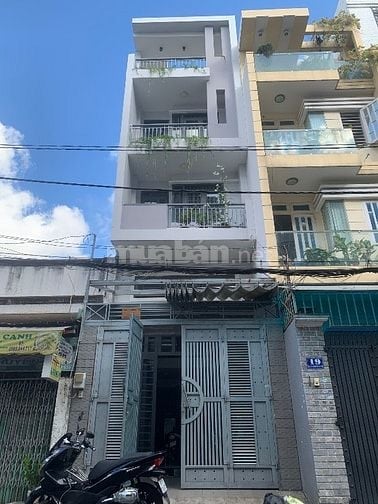 Nhà 2 mặt tiền , phía sau có sân