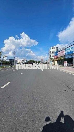 nhà  2 tâng —dt 107m2 —hem xe hơi —6phong ngủ _gia chào 6, 7 t