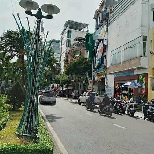 Mặt tiền Phan Xích Long (4 tầng ngang lớn 8,2m. Dài 3m). Giá 11,6 Tỷ