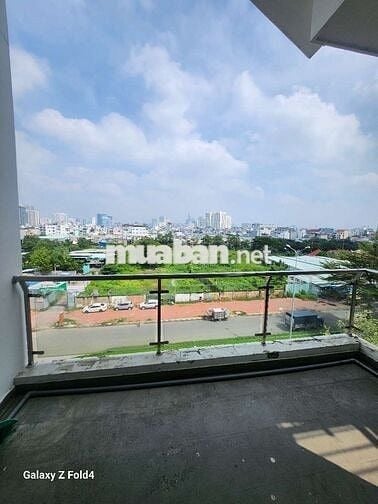 Cho thuê phòng trống ko nội thất lầu 4 ( ko thang máy)
Ban công rộng