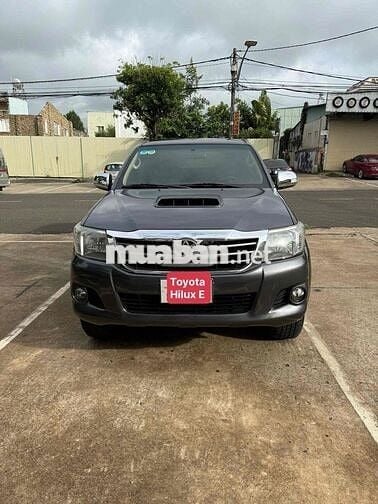Toyota Hilux 2013 2.5E 4x2 MT - 100000 km