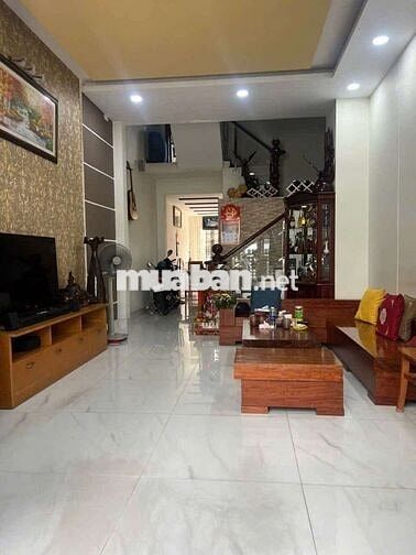 Nhà mới sẵn nội thất , đi bộ ra chợ 4pn 5wc .đươ ng ôtô tới cửa