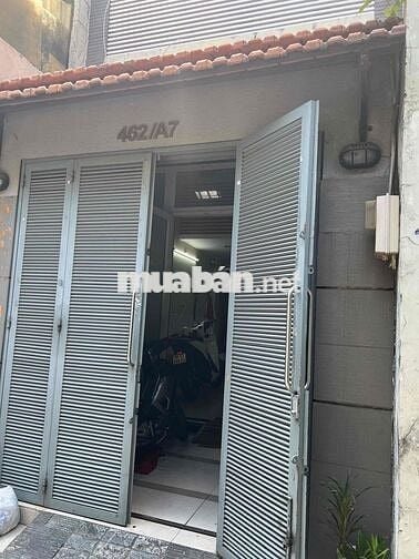 phòng to có ban công thoáng mát hẻm rộng