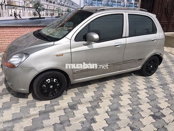 Chevrolet Spark 5 chỗ màu Bạc