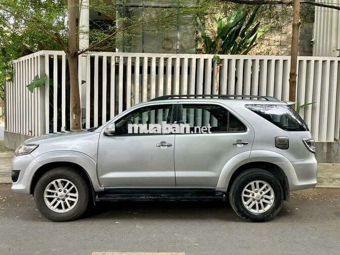 Toyota Fortuner V Số tự động Bạc