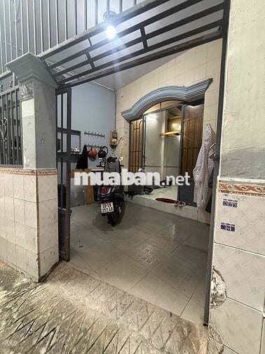 nhà ở riêng lẻ, 1 lầu 3phòng, có sân để xe rộng, 2 nhà vệ sinh,