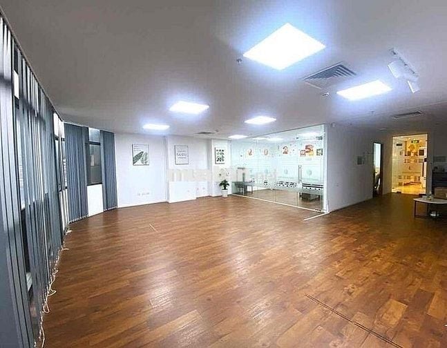 Cho thuê VP 110m2 Cô Giang Q1 có sân đậu ô tô ngăn sẵn 2 phòng lớn