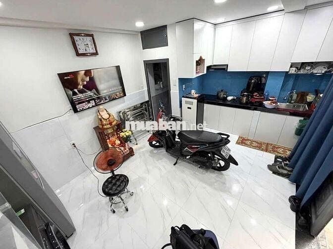 Nhà 4 tầng gần trường sa vòng xoay điện Biên phủ