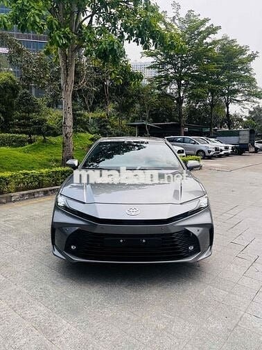 Toyota Camry 2025 mới giảm 100% phí trước bạ