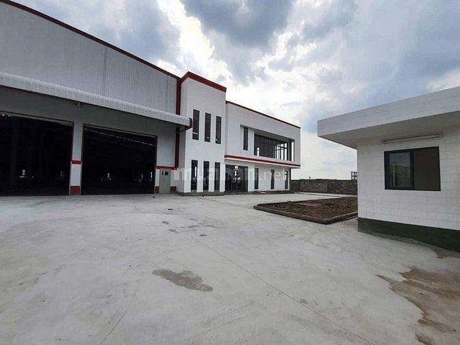 Bán gấp kho xưởng trong KCN Đức Hòa , Long An,KV: 5.200m2, XD: 3.600m2