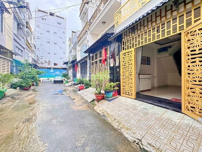 BÁN GẤP NHÀ 3 TẦNG ĐƯỜNG THÔNG 100M RA VẠN PHÚC CITY, SỔ HỒNG RIÊNG