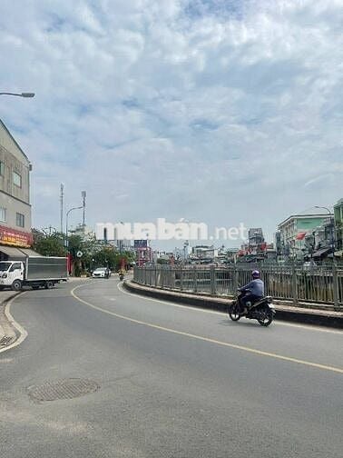 Nhà lô góc 3 tầng tân kỳ tân quý . Đường thông xe cộ đông