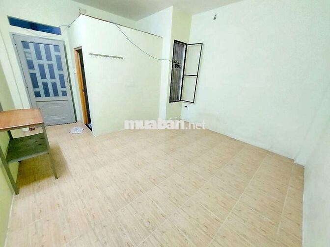 PHÒNG TRỌ CÓ BAN CÔNG RỘNG THOÁNG TOILET RIÊNG.