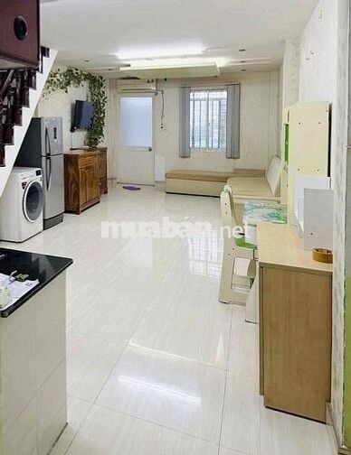 cc có sân vườn rộng. gần Âu Cơ