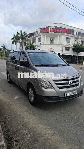 Hyundai Grand Starex 2017 Van 2.5 MT - 100000 km