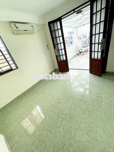 chính chủ cho thuê phòng đẹp, có sân ban công siêu rộng, NVS riêng