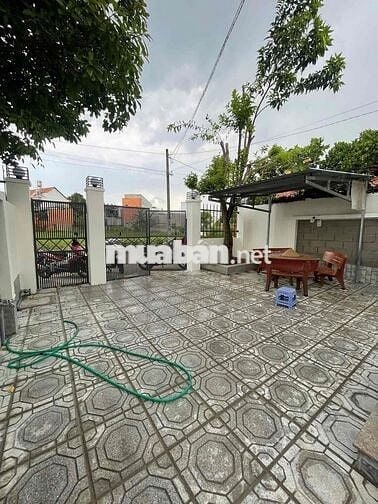 Cho thuê nhà Tân Hiệp sân rộng, 3 phòng ngủ