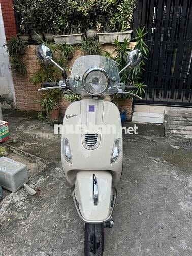 Piaggio Vespa V3 2014 màu Kem