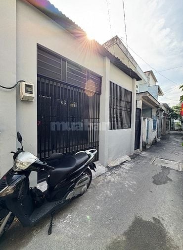 Nhà Hiệp Phú gần 100m², hẻm thông, 3pn, sân trước vào ở ngay