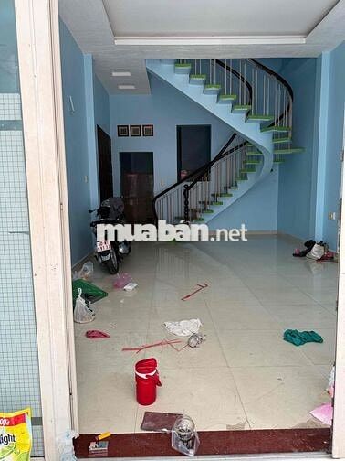 cho thuê căn nhà ngay đường lớn.làm công ty văn phong